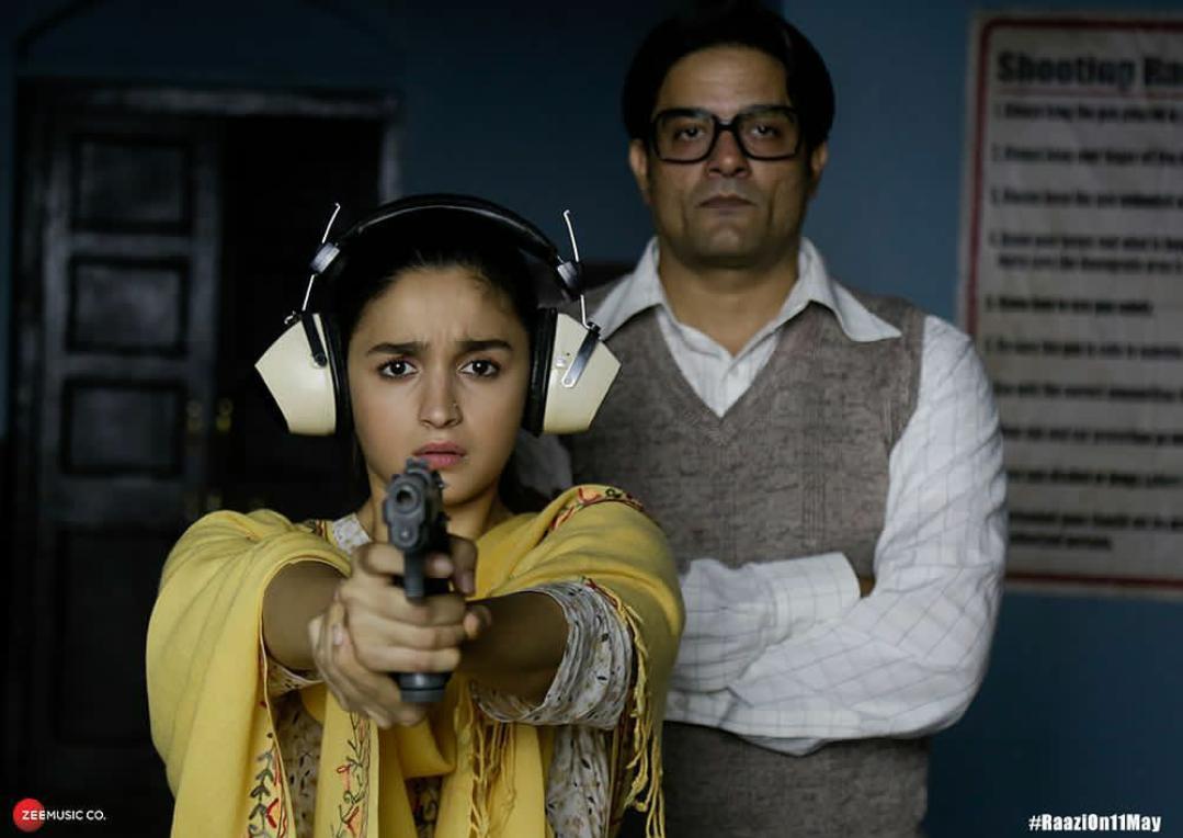 Alia Bhatt در صحنه فیلم سینمایی Raazi به همراه Arif Zakaria