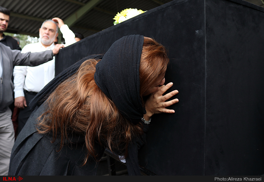 تصویری از رعنا روشنک، بازیگر سینما و تلویزیون در حال بازیگری سر صحنه یکی از آثارش