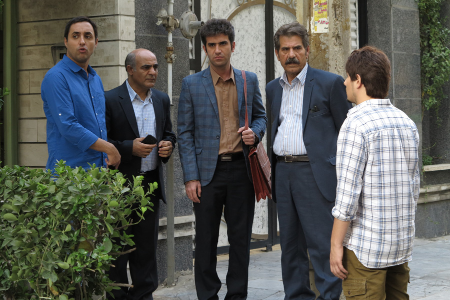 امیرحسین رستمی در صحنه سریال تلویزیونی لیسانسه‌ها به همراه سیاوش چراغی‌پور، هوتن شکیبا و عزت‌الله مهرآوران