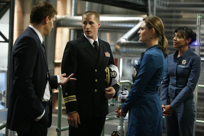 Brendan Fehr در صحنه سریال تلویزیونی استخوان ها به همراه Tamara Taylor، Emily Deschanel و David Boreanaz