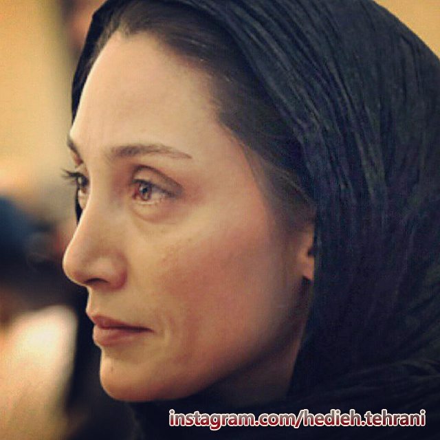 تصویری از هدیه تهرانی، بازیگر و طراح لباس سینما و تلویزیون در حال بازیگری سر صحنه یکی از آثارش