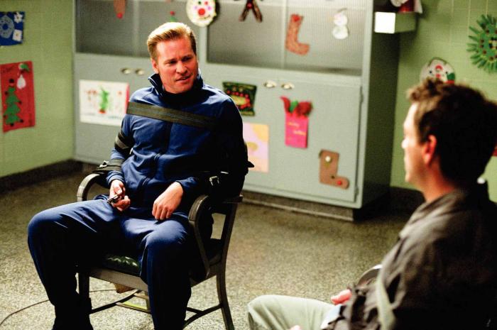 رابرت داونی جونیور در صحنه فیلم سینمایی بوس بوس بنگ بنگ به همراه وال کیلمر