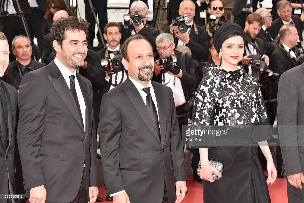 ترانه علیدوستی در فرش قرمز فیلم سینمایی فروشنده به همراه سید‌شهاب حسینی و اصغر فرهادی