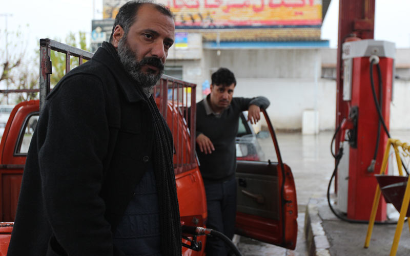جواد عزتی در صحنه فیلم سینمایی زاپاس به همراه امیر جعفری