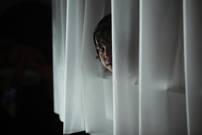 بـِیلی مَدیسـِن در صحنه فیلم سینمایی از تنهایی نترس