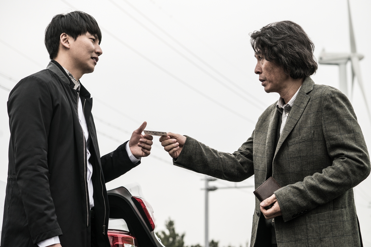 Kyung-gu Sol در صحنه فیلم سینمایی Memoir of a Murderer به همراه Nam-gil Kim