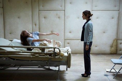 Gina Holden در صحنه فیلم سینمایی The Exorcism of Molly Hartley به همراه Sarah Lind