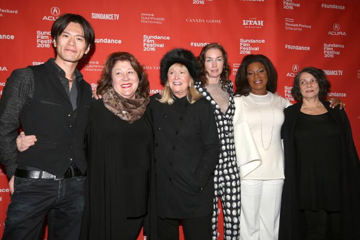 Lorraine Toussaint در صحنه فیلم سینمایی Sophie and the Rising Sun به همراه Takashi Yamaguchi، جولیان نیکلسن، مارگو مارتیندال، Maggie Greenwald و داین لد