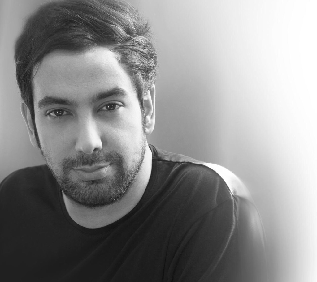 تصویری از علی حسین‌زاده، دستیار صداگذار و بازیگر سینما و تلویزیون در حال بازیگری سر صحنه یکی از آثارش