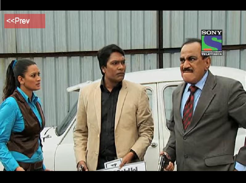 Shivaji Satam در صحنه سریال تلویزیونی C.I.D. به همراه Jaswir Kaur و Aditya Srivastava