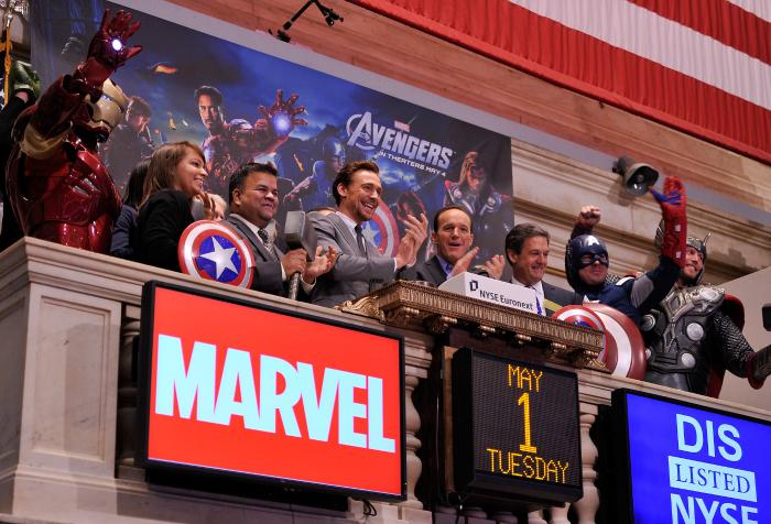 Clark Gregg در صحنه فیلم سینمایی The Avengers به همراه تام هیدلستون