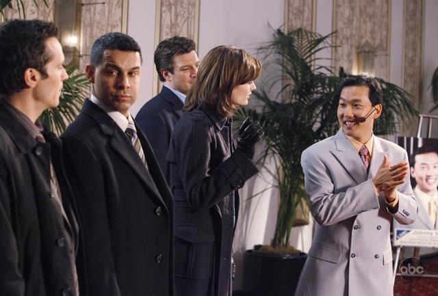 Eddie Shin در صحنه سریال تلویزیونی کستل به همراه Seamus Dever، Stana Katic، Nathan Fillion و Jon Huertas