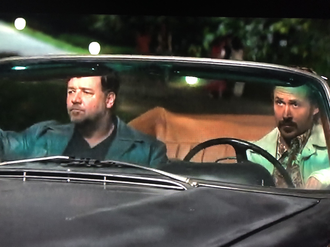 رایان گاسلینگ در صحنه فیلم سینمایی The Nice Guys: Word of the Day به همراه راسل کرو