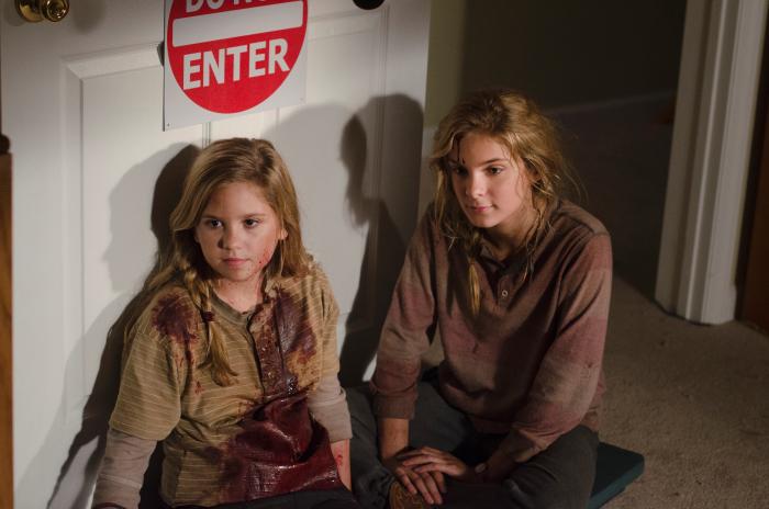 Brighton Sharbino در صحنه سریال تلویزیونی مردگان متحرک به همراه Kyla Kenedy