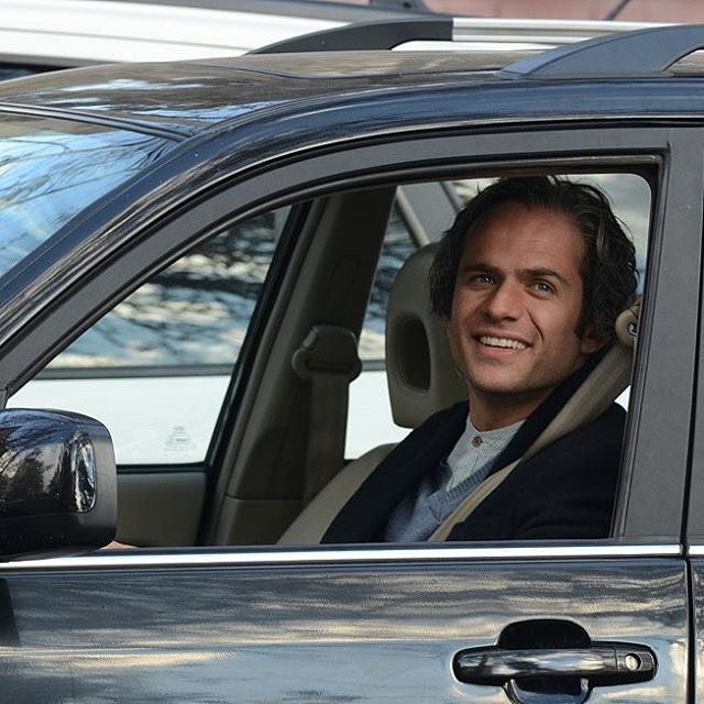 تصویری از بابک حمیدیان، بازیگر و تهیه کننده سینما و تلویزیون در حال بازیگری سر صحنه یکی از آثارش