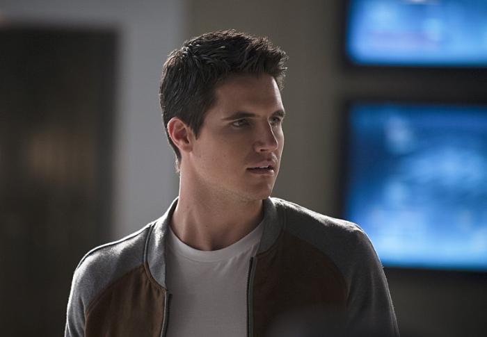 Robbie Amell در صحنه سریال تلویزیونی فلش