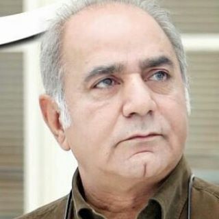 تصویری از پرویز پرستویی، بازیگر و تهیه کننده سینما و تلویزیون در حال بازیگری سر صحنه یکی از آثارش