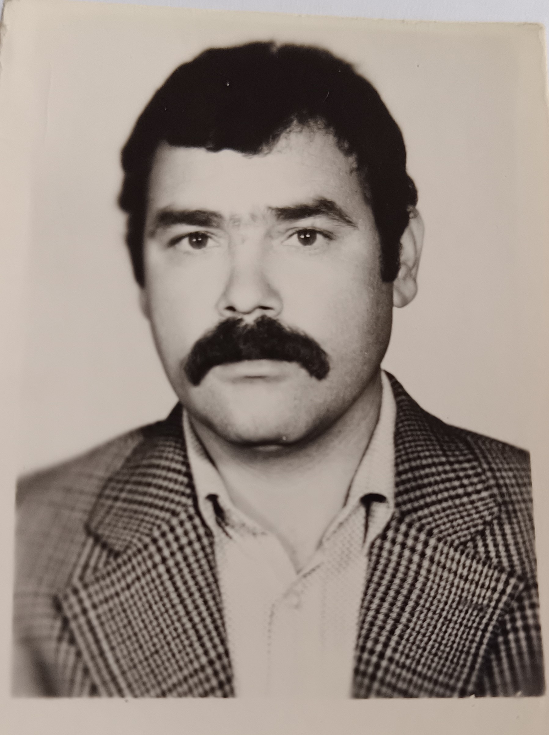 تصویری از صفر عبدلی، گروه فیلمبرداری و دستیار دوم فیلمبردار سینما و تلویزیون در حال بازیگری سر صحنه یکی از آثارش