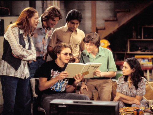 Ashton Kutcher در صحنه سریال تلویزیونی That '70s Show به همراه Topher Grace، Wilmer Valderrama، لورا پرپون، میلا کونیس و Danny Masterson
