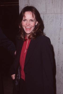  سریال تلویزیونی از زمین تا ماه با حضور سالی فیلد