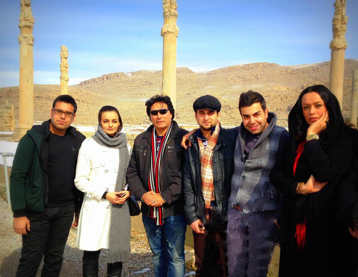 نیلوفر پارسا در پشت صحنه سریال تلویزیونی آوای باران به همراه الهام چرخنده و علی تقوازاده
