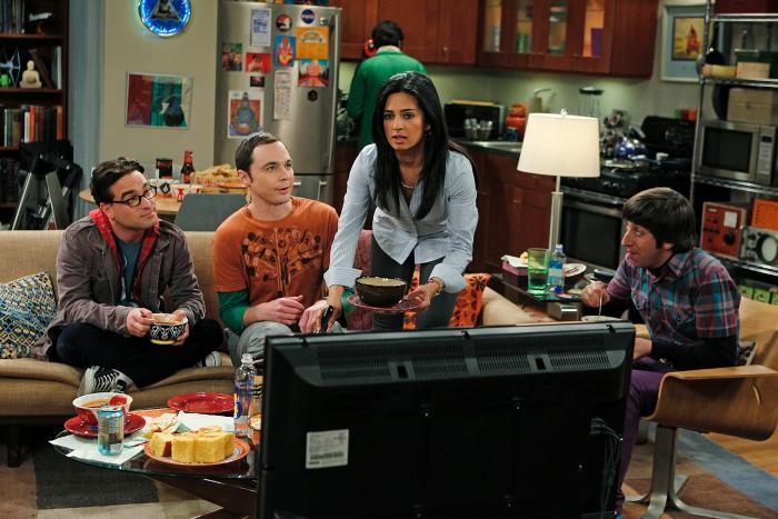 Aarti Mann در صحنه سریال تلویزیونی تئوری بیگ بنگ به همراه سیمون هلبرگ، کونال نایر، جانی گالکی و جیمز پارسونز