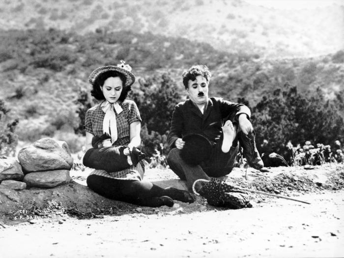 Paulette Goddard در صحنه فیلم سینمایی عصر جدید به همراه چارلی چاپلین