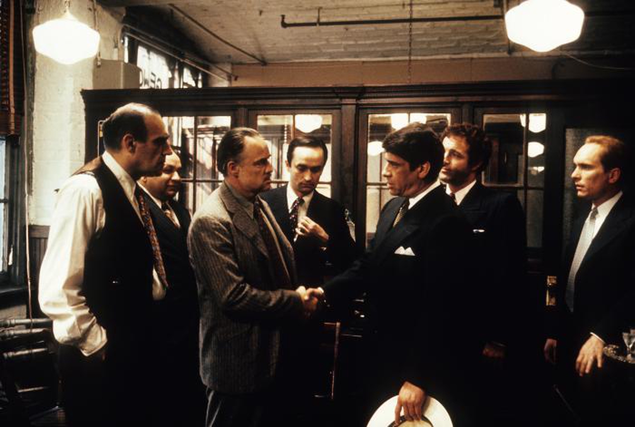ایب ویگودا در صحنه فیلم سینمایی پدرخوانده به همراه مارلون براندو، جیمز کان، ریچارد اس. کاستلانو، رابرت دووال، آل لتیری و جان کازال