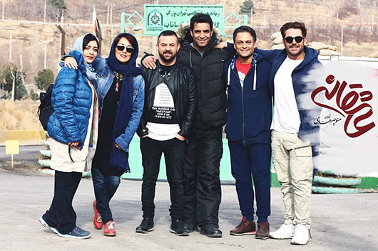 حسین یاری در پشت صحنه سریال شبکه نمایش خانگی عاشقانه به همراه منوچهر هادی، ساره بیات، هومن سیدی، محمدرضا گلزار و پانته‌آ بهرام