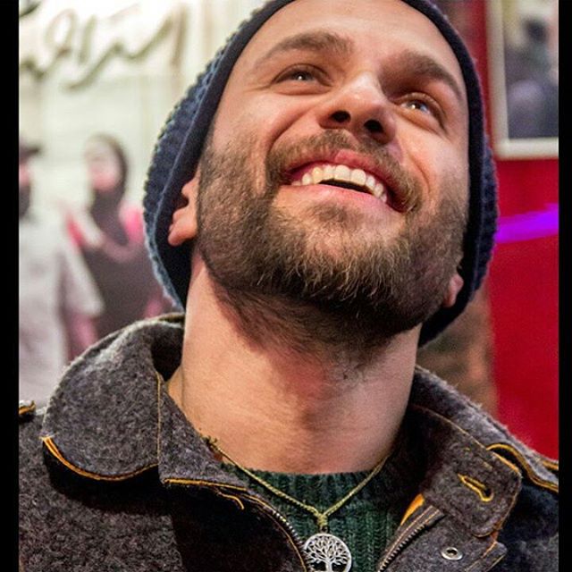 تصویری از بابک حمیدیان، بازیگر و تهیه کننده سینما و تلویزیون در حال بازیگری سر صحنه یکی از آثارش