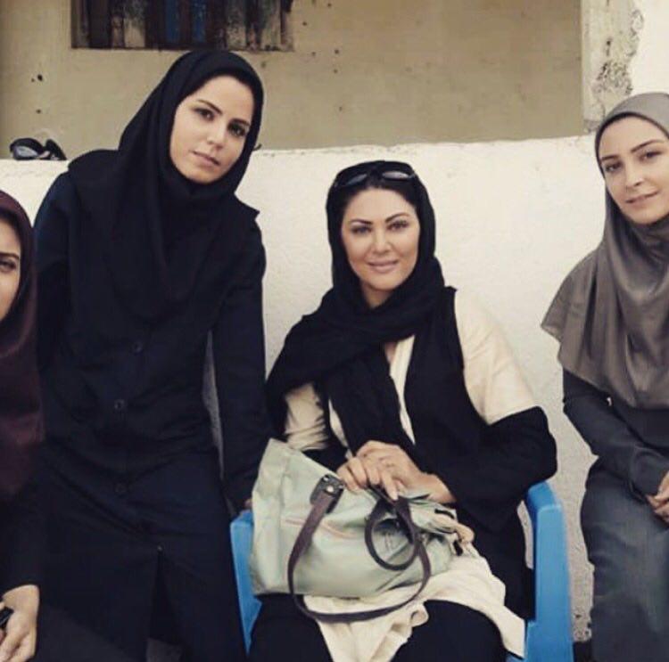 تصویری از مهتاب شکریان، بازیگر سینما و تلویزیون در حال بازیگری سر صحنه یکی از آثارش