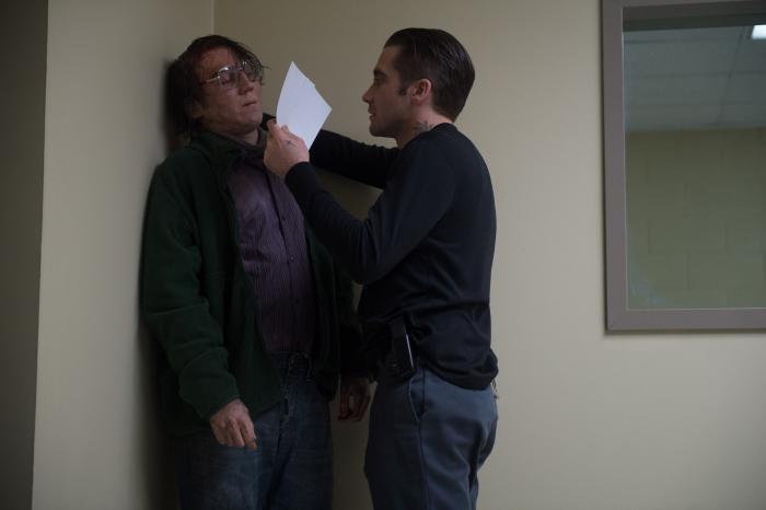 پل دانو در صحنه فیلم سینمایی زندانیان به همراه جیک جیلنهال