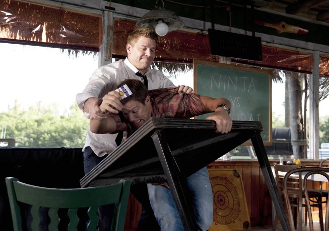 Geoff Stults در صحنه سریال تلویزیونی استخوان ها به همراه David Boreanaz