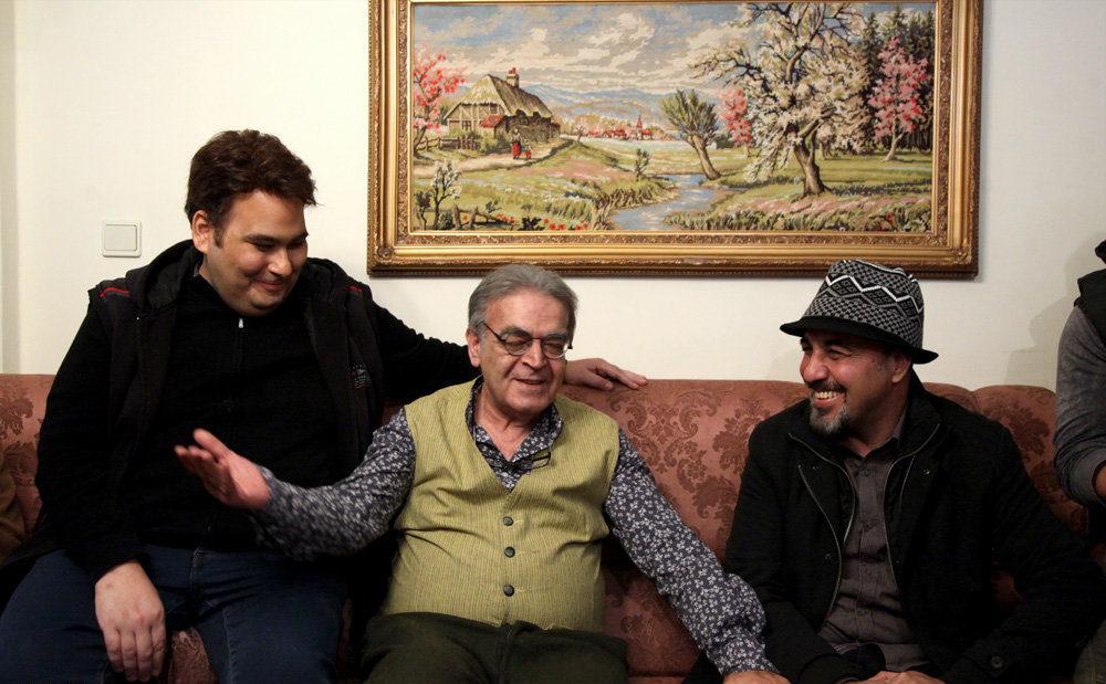 رضا عطاران در پشت صحنه سریال تلویزیونی پنچری به همراه رضا داوودنژاد و حمید لولایی