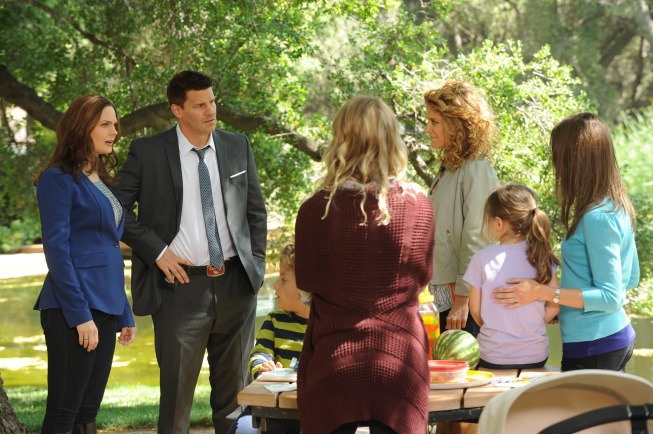 David Boreanaz در صحنه سریال تلویزیونی استخوان ها به همراه Emily Deschanel