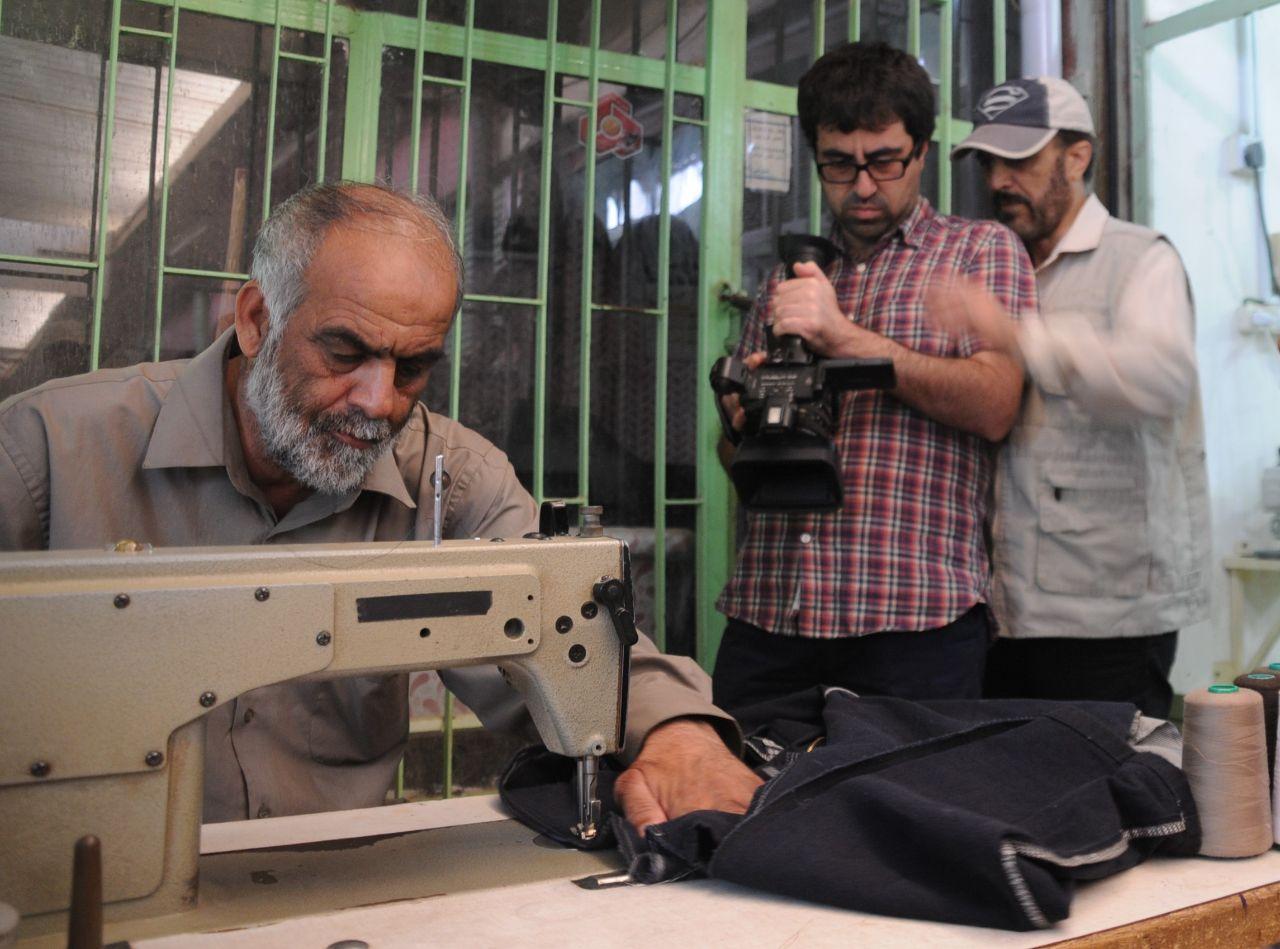 تصویری از فرامرز گرجیان سینما و تلویزیون در حال بازیگری سر صحنه یکی از آثارش