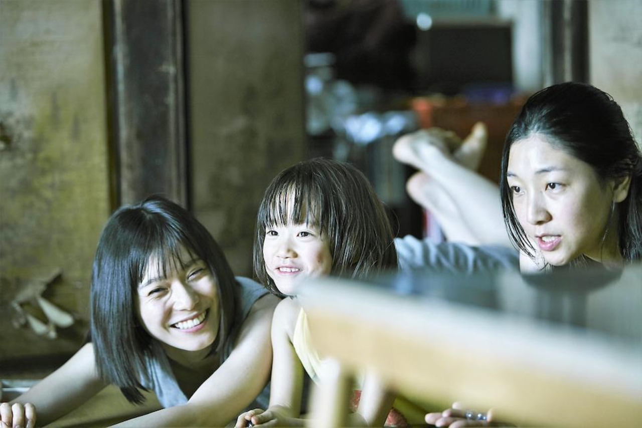Sakura Andô در صحنه فیلم سینمایی Shoplifters به همراه Mayu Matsuoka و Miyu Sasaki