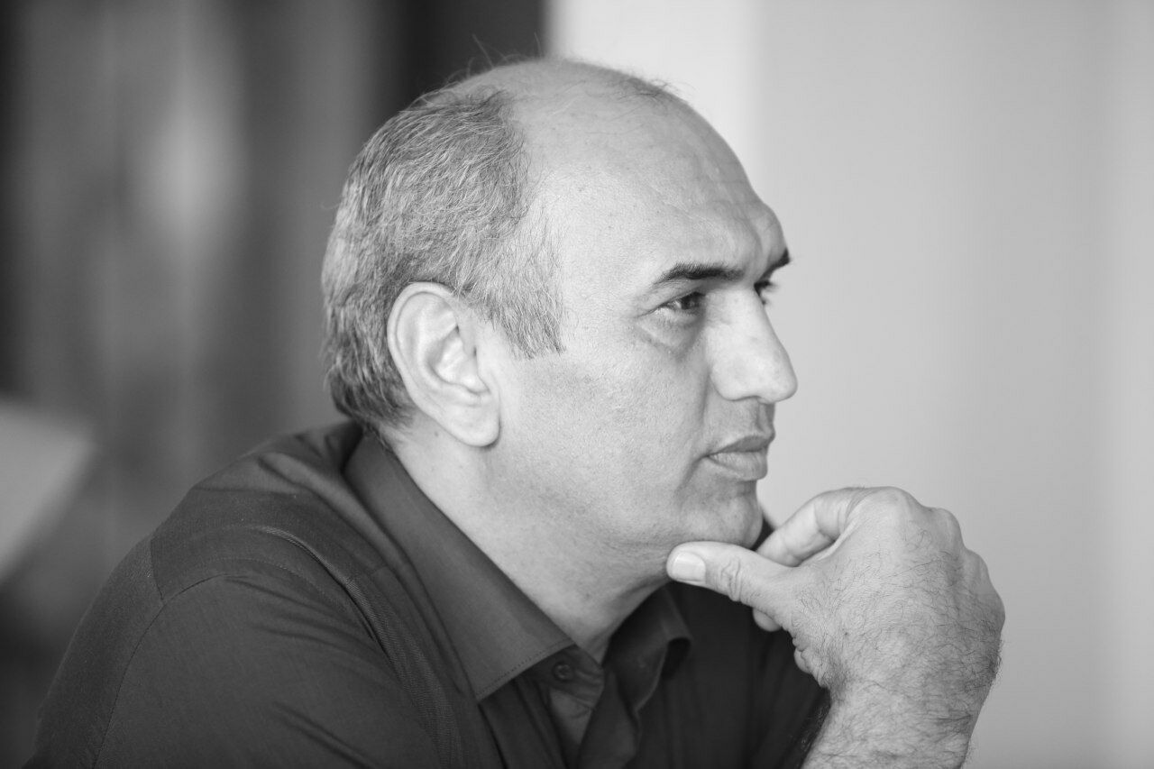 تصویری از مرتضی متولی، مدیر تولید و کارگردان سینما و تلویزیون در حال بازیگری سر صحنه یکی از آثارش