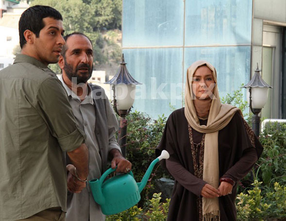 هانیه توسلی در صحنه سریال تلویزیونی شمس‌العماره به همراه کامران تفتی و فرهاد آئیش