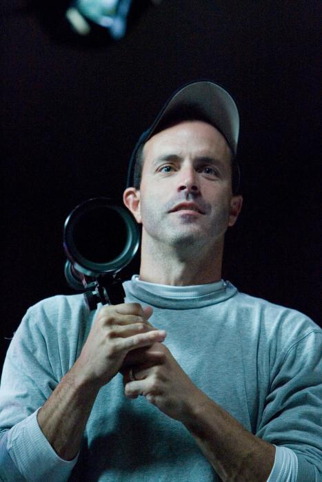 دی جی کاروسو در صحنه فیلم سینمایی آشفته