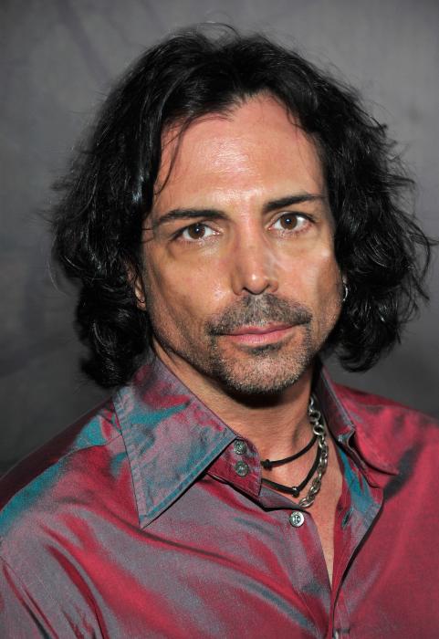 Richard Grieco در صحنه فیلم سینمایی کلاغ