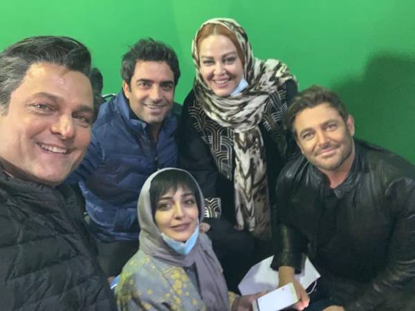 بهاره رهنما در پشت صحنه سریال شبکه نمایش خانگی گیسو به همراه ساره بیات، محمدرضا گلزار و حسین یاری
