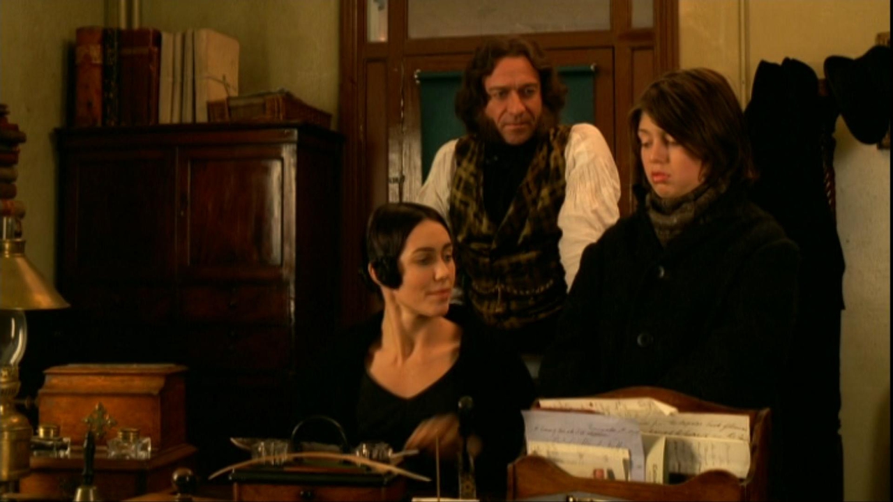 Kirsty Mitchell در صحنه فیلم سینمایی The Adventures of Greyfriars Bobby به همراه شان پرتوی و Oliver Golding