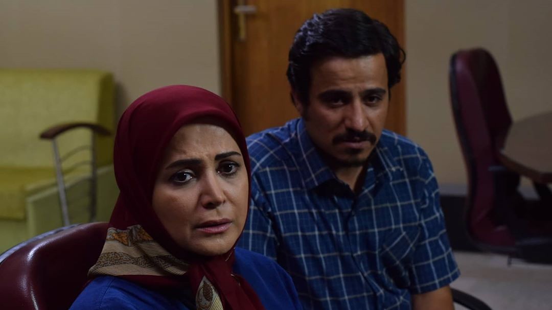حسین سلیمانی در صحنه سریال تلویزیونی سرگذشت به همراه کمند امیرسلیمانی