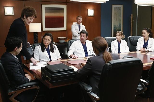 Meeghan Holaway در صحنه سریال تلویزیونی آناتومی گری به همراه Sara Ramirez، کوین مک کید، Sandra Oh و الن پامپئو