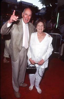 Carl Reiner در صحنه فیلم سینمایی Mickey Blue Eyes به همراه Estelle Reiner
