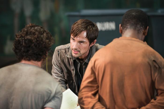 Lawrence Gilliard Jr. در صحنه سریال تلویزیونی مردگان متحرک به همراه اندرو لینکولن و Andrew J. West
