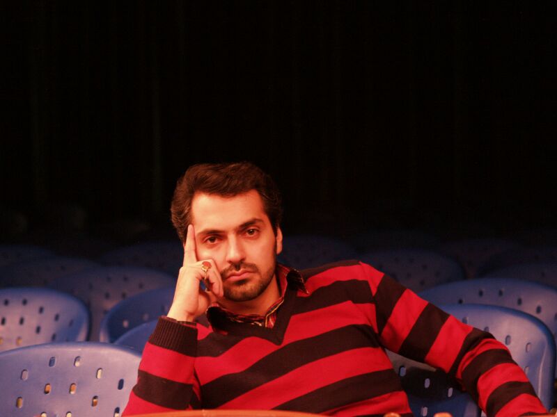 تصویری از ساعد براهیمی، تهیه کننده و کارگردان سینما و تلویزیون در حال بازیگری سر صحنه یکی از آثارش