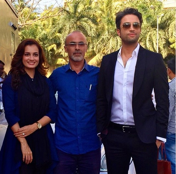 قربان محمدپور در پشت صحنه فیلم سینمایی سلام بمبئی به همراه دیا میرزا و بنیامین بهادری