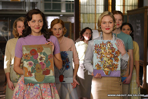 Laura Allen در صحنه فیلم سینمایی لبخند مونالیزا به همراه مگی جیلنهال و جولیا استایلز